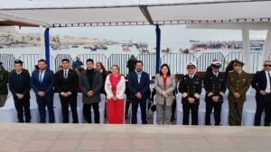 COMUNIDAD ESCOLAR RINDE HOMENAJE A GLORIAS NAVALES.
