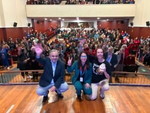 Comunidades educativas del SLEP Huasco participan de charla magistral sobre el impacto de las pantallas en el desarrollo cerebral de los estudiantes