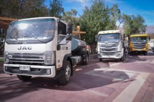 Gobierno Regional de Atacama entrega tres camiones aljibe para reforzar el abastecimiento de agua potable en Alto del Carmen