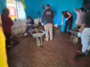 FUNCIONARIOS MUNICIPALES APOYAN A VECINOS DE PUERTO VIEJO.